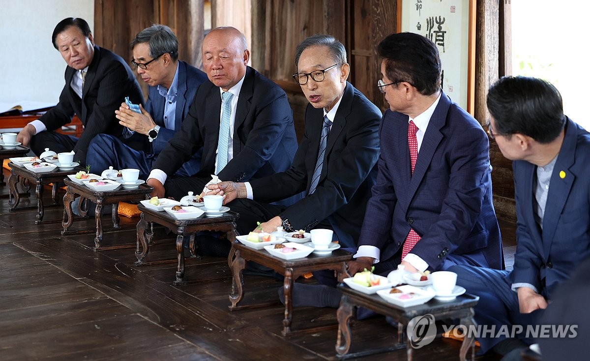 하회마을서 다과회 갖는 이명박 전 대통령