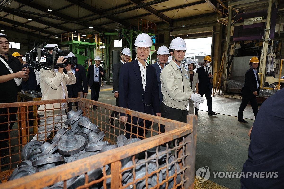 한호산업 경주공장 방문한 한덕수 총리