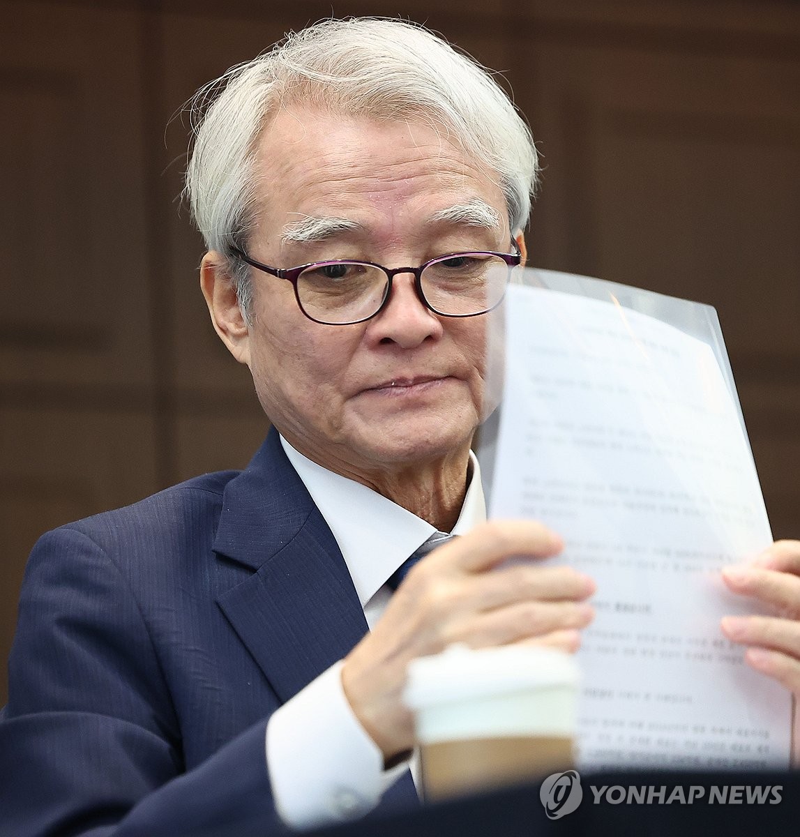 답변 준비하는 강성두 영풍 사장