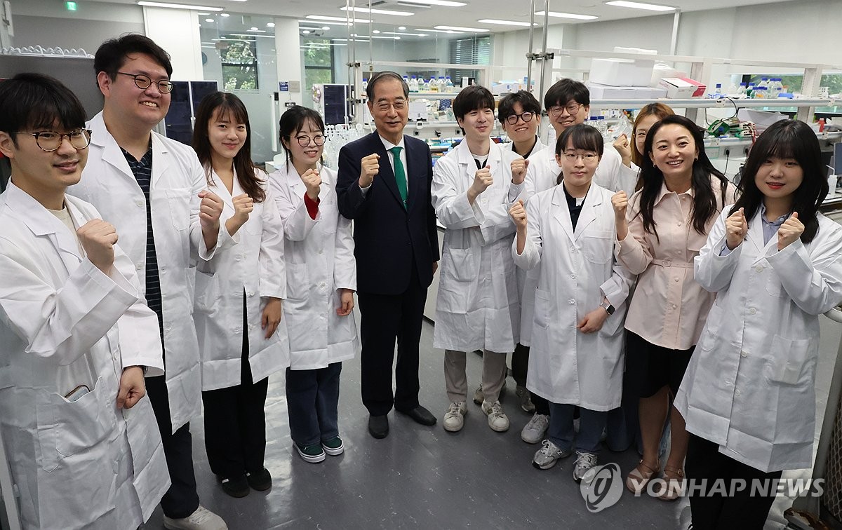 연구원들과 사진 촬영하는 한덕수 총리