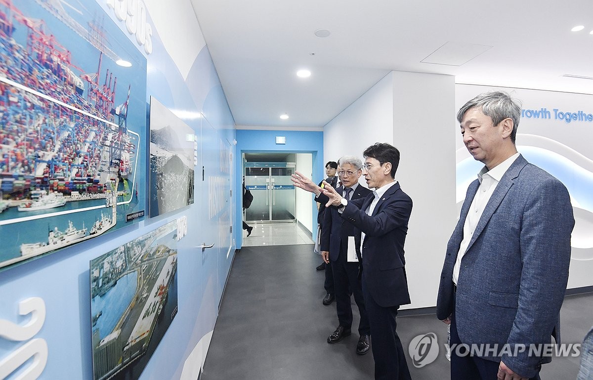 김윤상 차관, 부산항 신항 현장방문