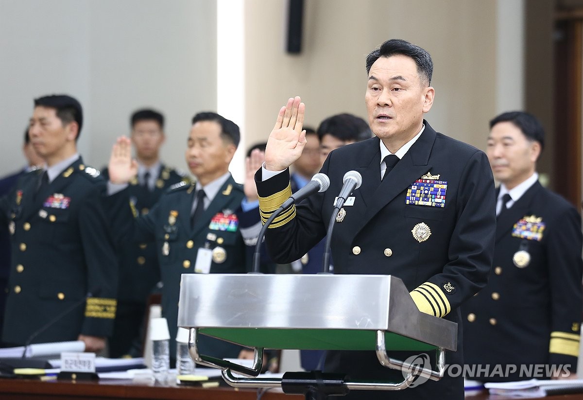 증인 선서하는 김명수 합참의장