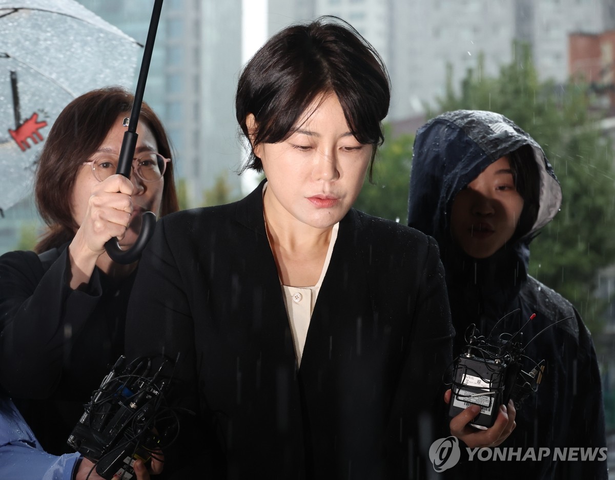 취재진 질문에 답하는 문다혜