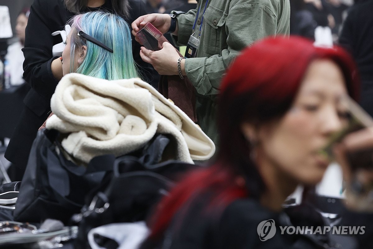 헤어쇼 디자이너와 모델들