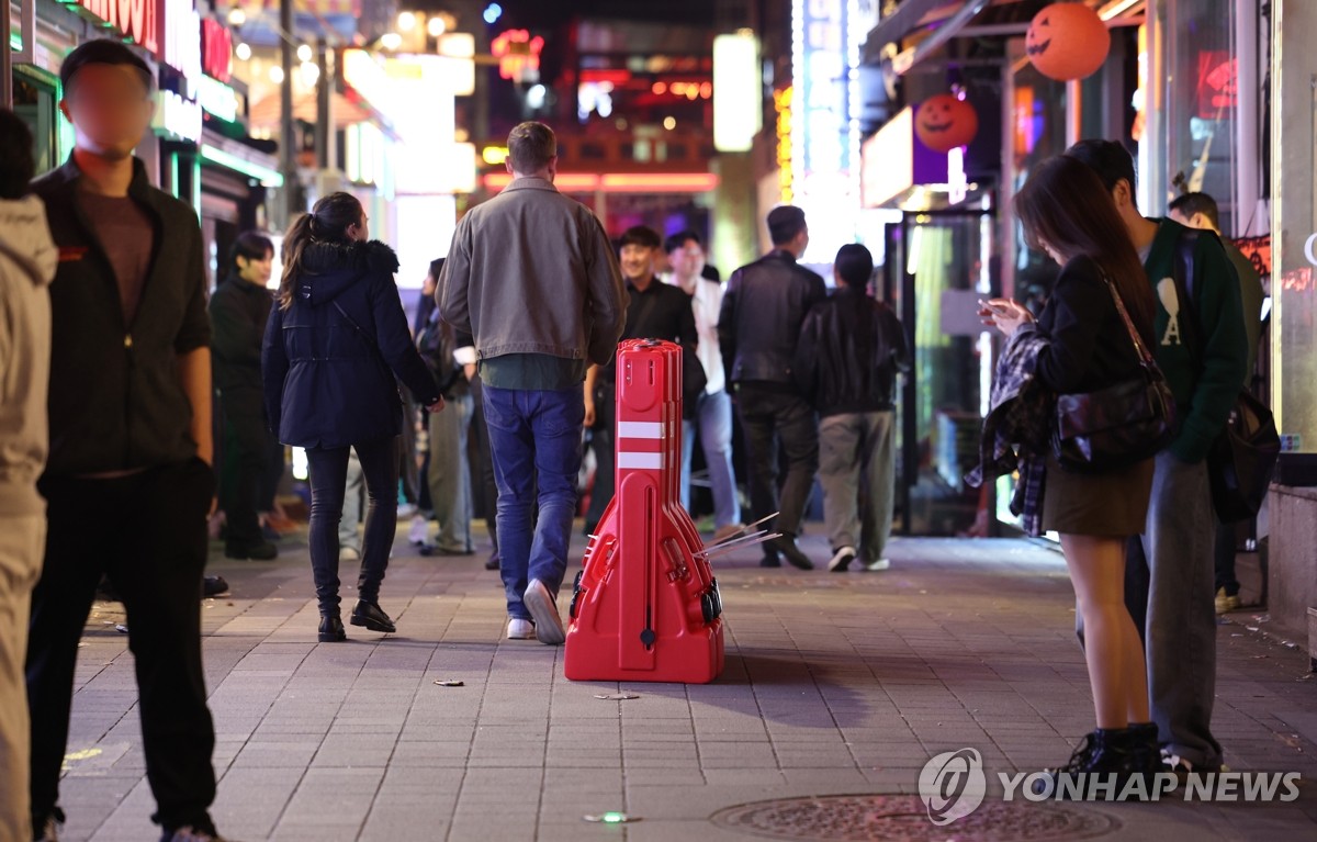 핼러윈 앞둔 주말 저녁 이태원 북적…평소와 큰 차이는 없어