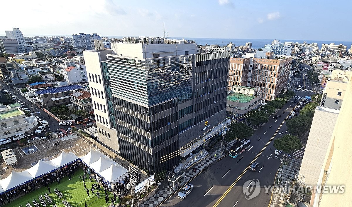 제주 원도심에 신축된 농협 제주본부 전경
