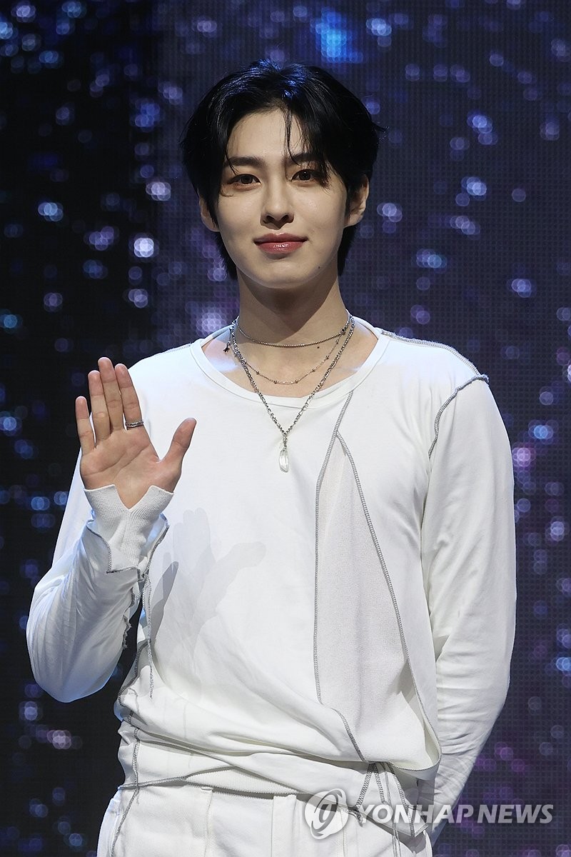 포즈 취하는 에이든