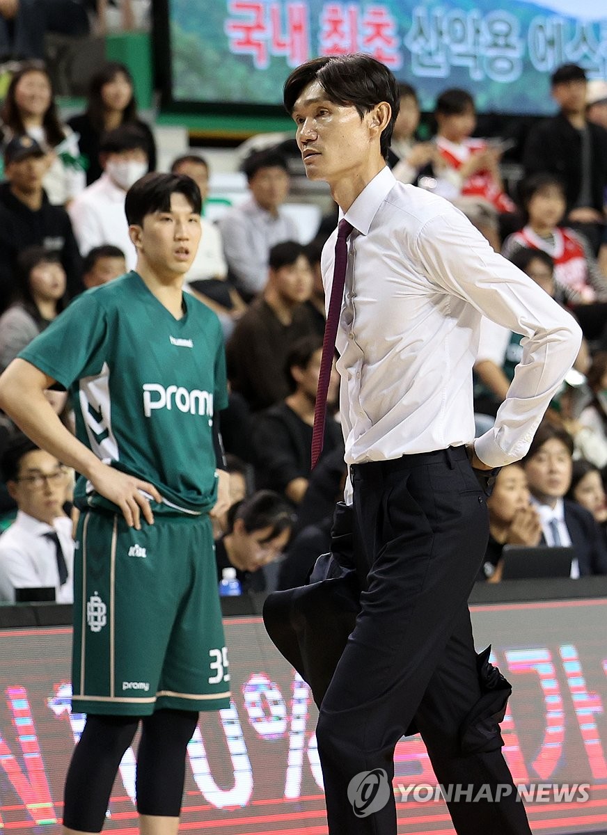 거친 항의로 퇴장당하는 김주성 감독