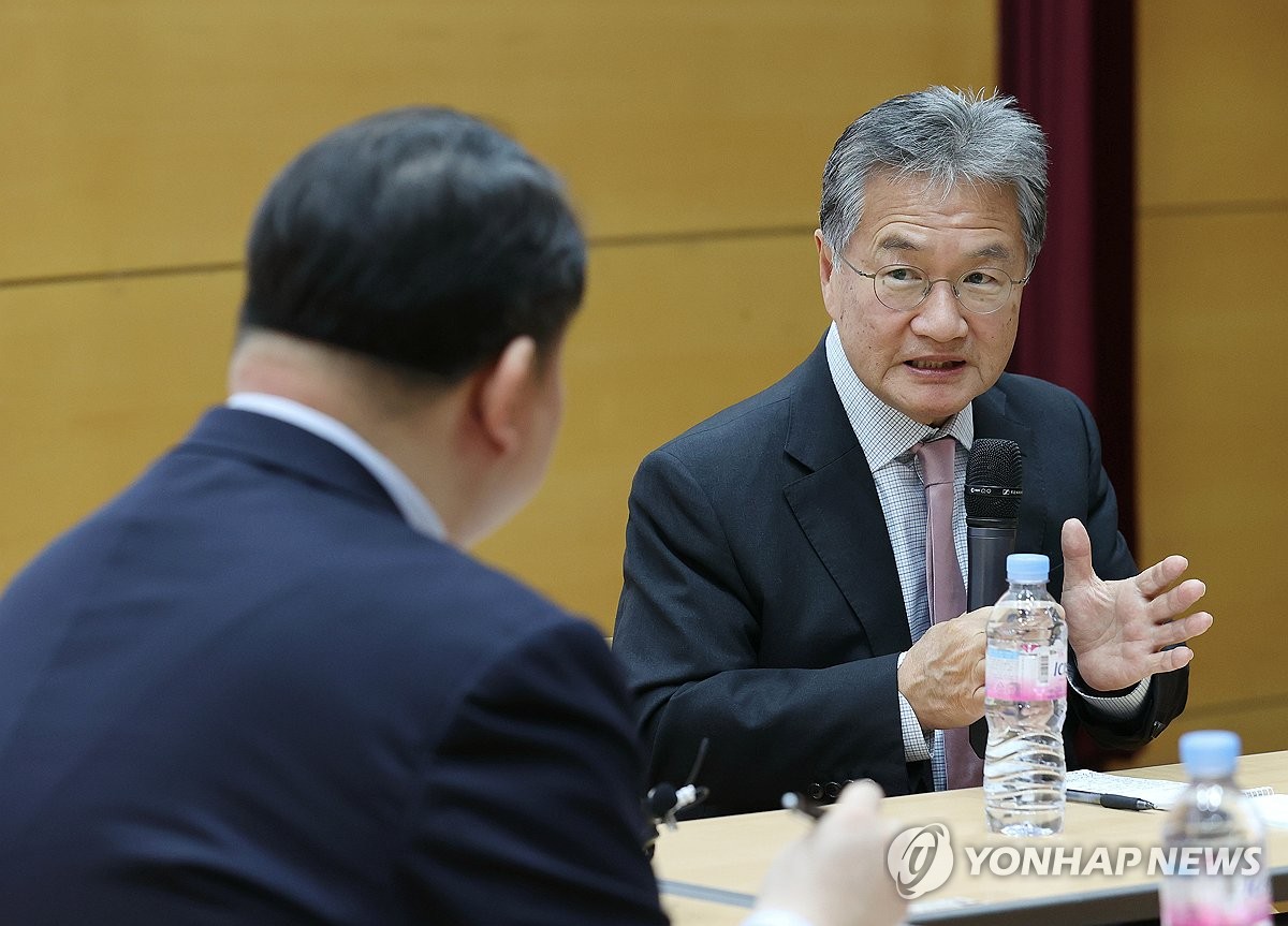 좌담회 참석한 조셉 윤 전 대북정책특별대표