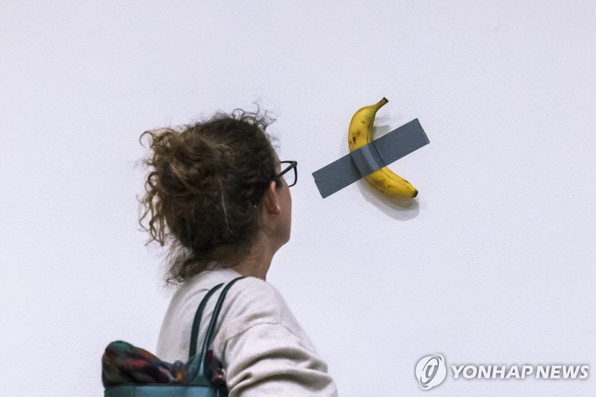 테이프로 벽에 붙인 바나나, 뉴욕 경매서 86억원에 낙찰