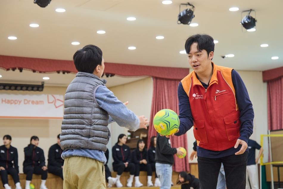 SK엔무브, SK슈글즈 선수단과 발달장애 아동에 핸드볼 교실