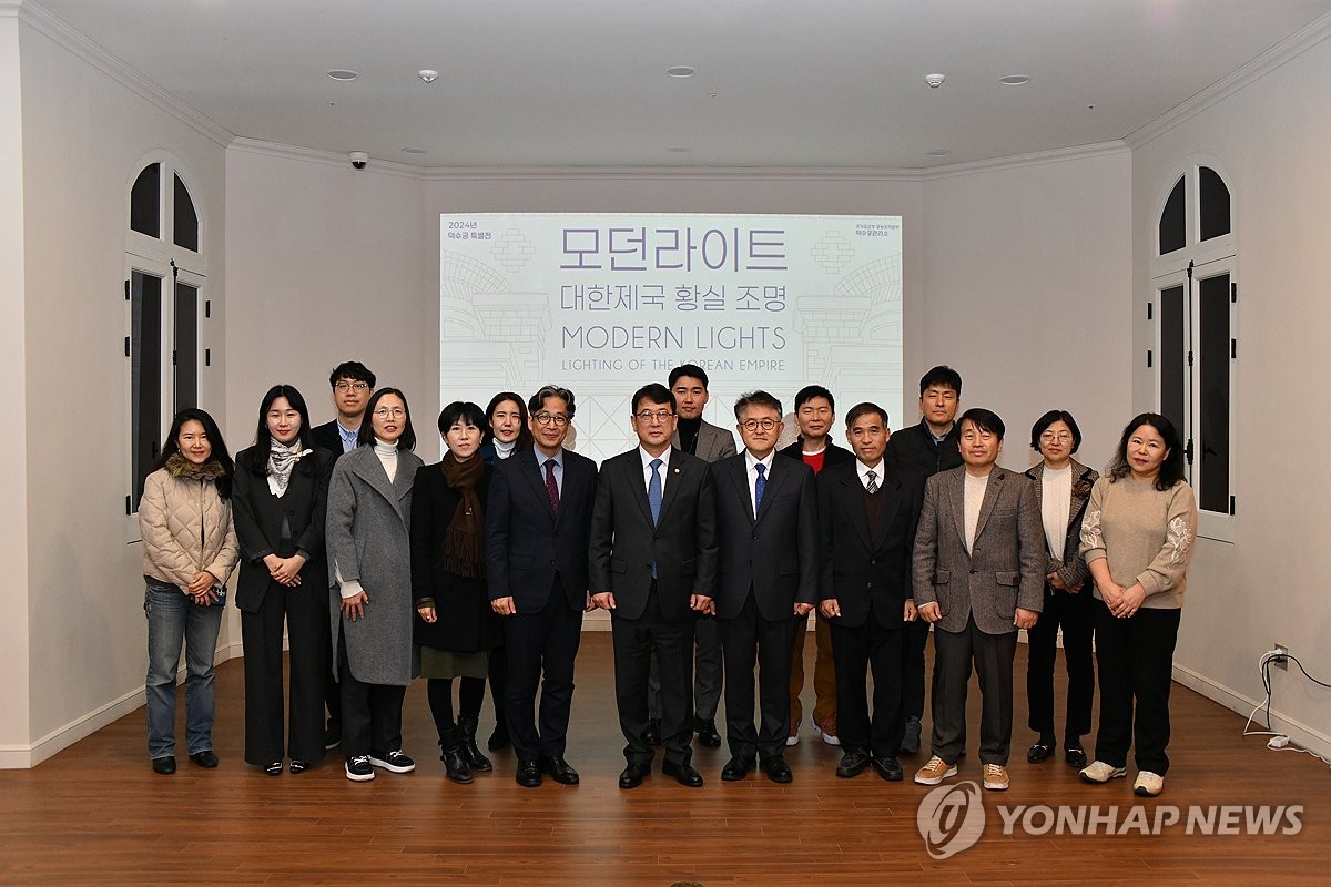 기념 촬영하는 최응천 국가유산청장