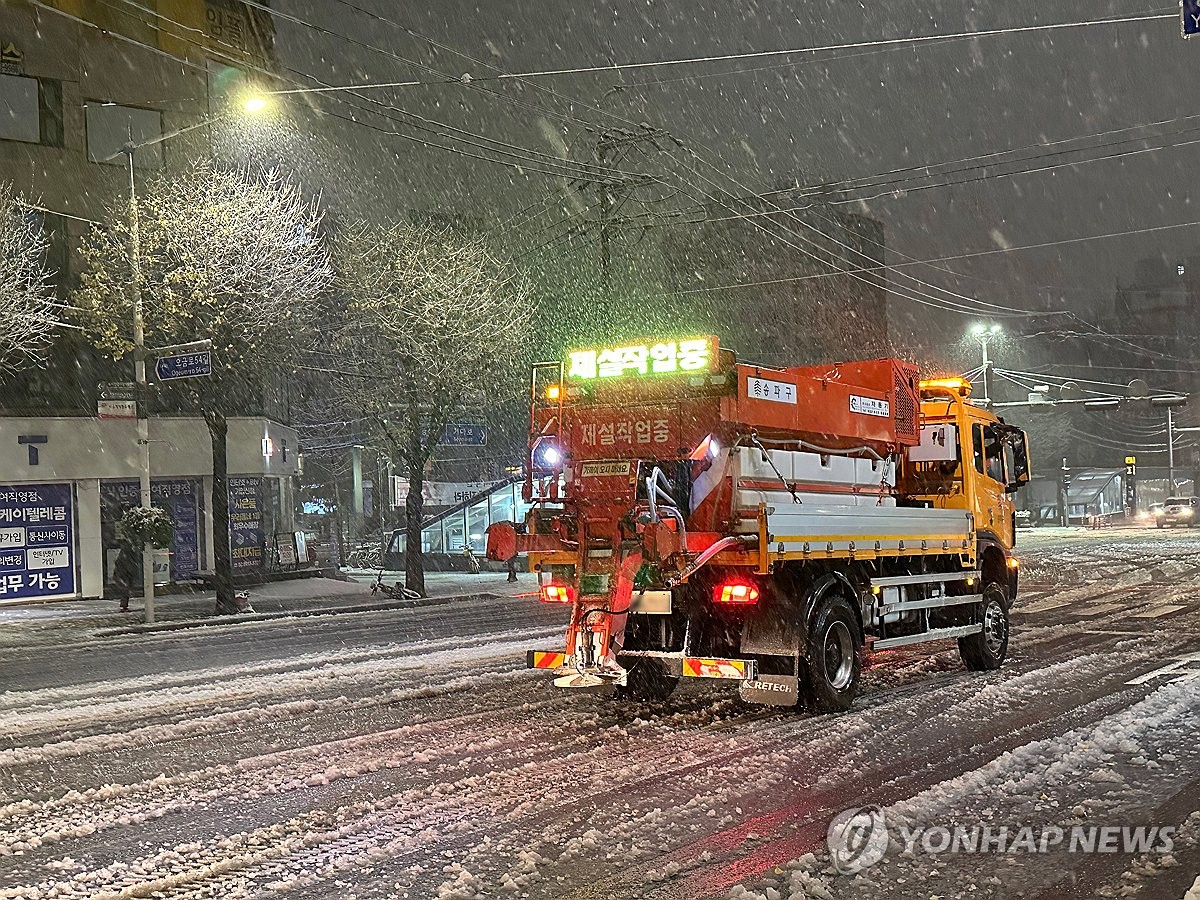 제설 차량 운행 중