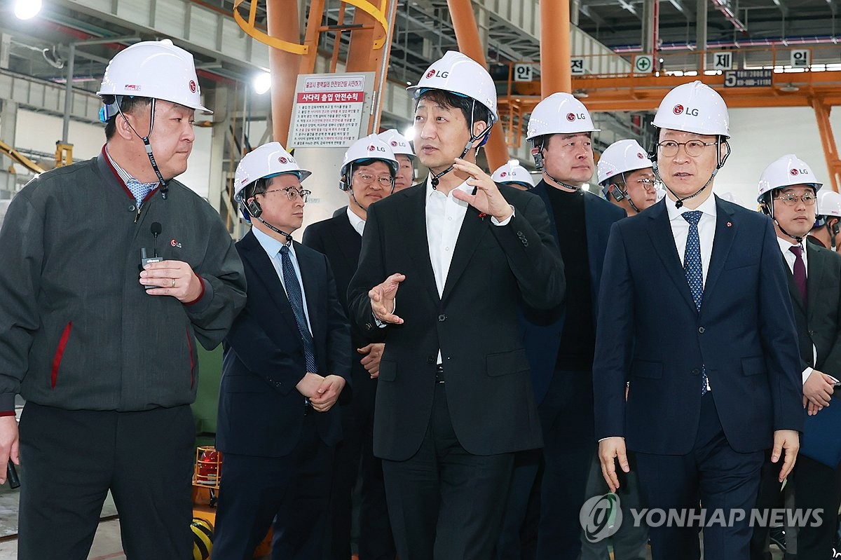 안덕근 장관, 인공지능 데이터센터 냉각시스템 수출현장 방문