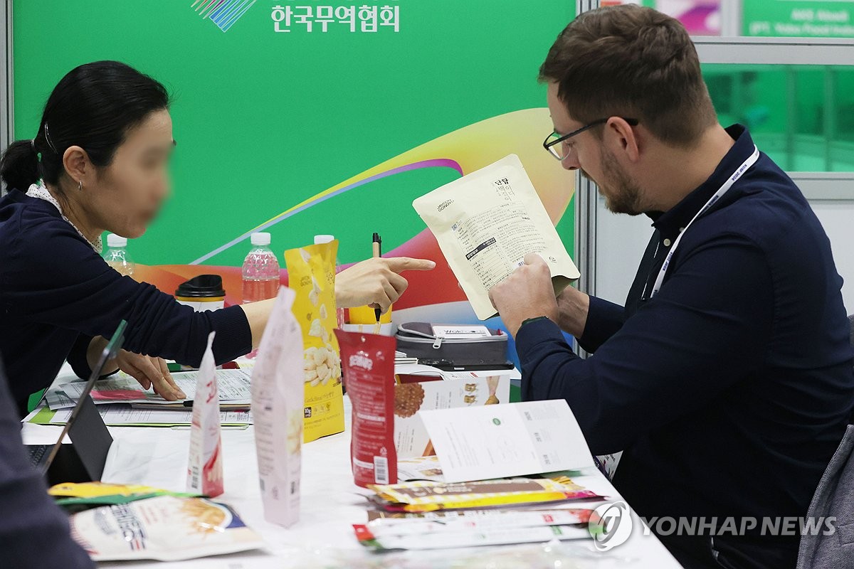 K푸드 설명 듣는 해외 바이어