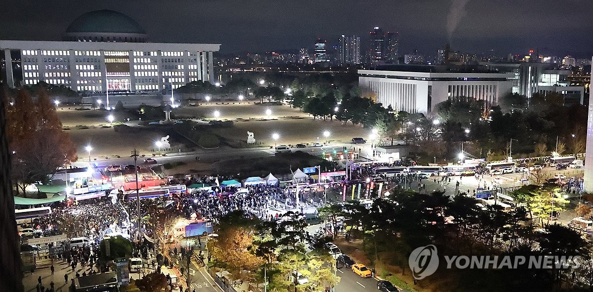 계엄령 선포에 국회 앞은 아수라장