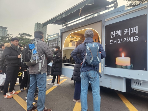 국회 앞 타오른 촛불…與의원 얼굴 현수막 찢기도(종합)