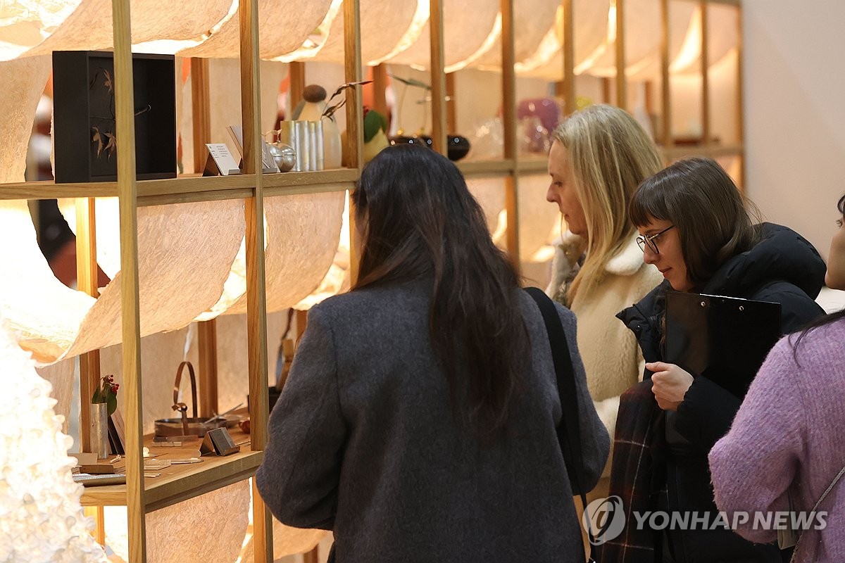 공예 작품 관람