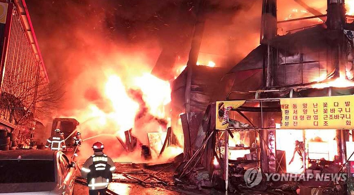 정선 꽃집서 불…인근 주택으로 번져 1명 다쳐