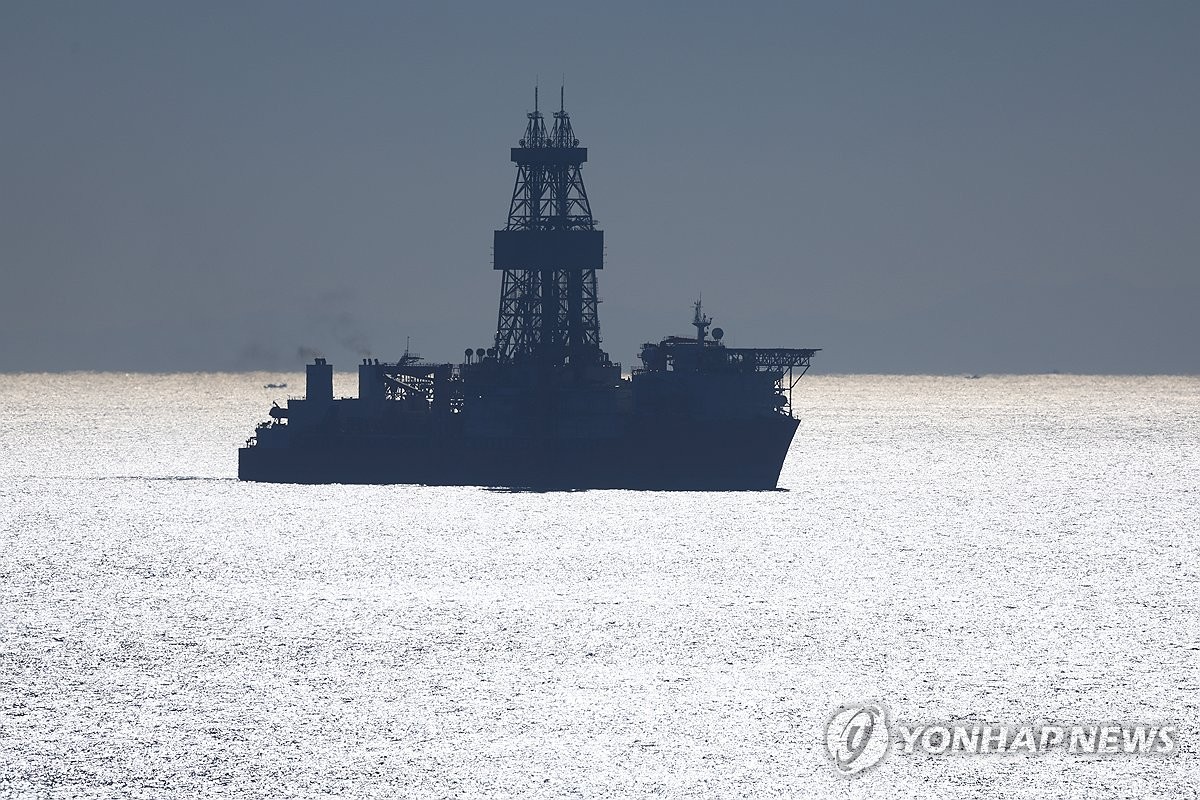 대왕고래 시추선 부산 떠나 작업해역 도착…탐사 곧 시작