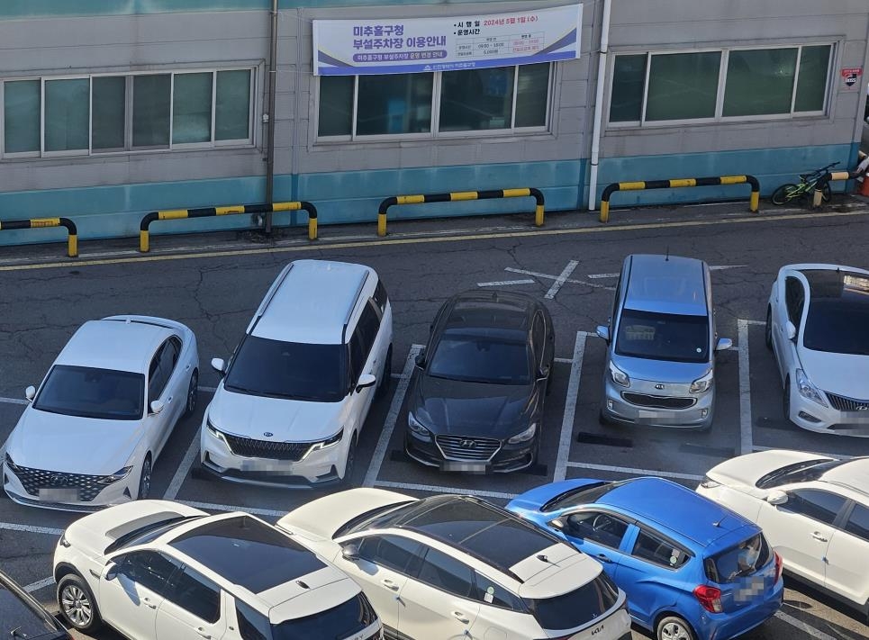 구청 주차장 580차례 공짜 사용…인천 구의원 아들 약식기소