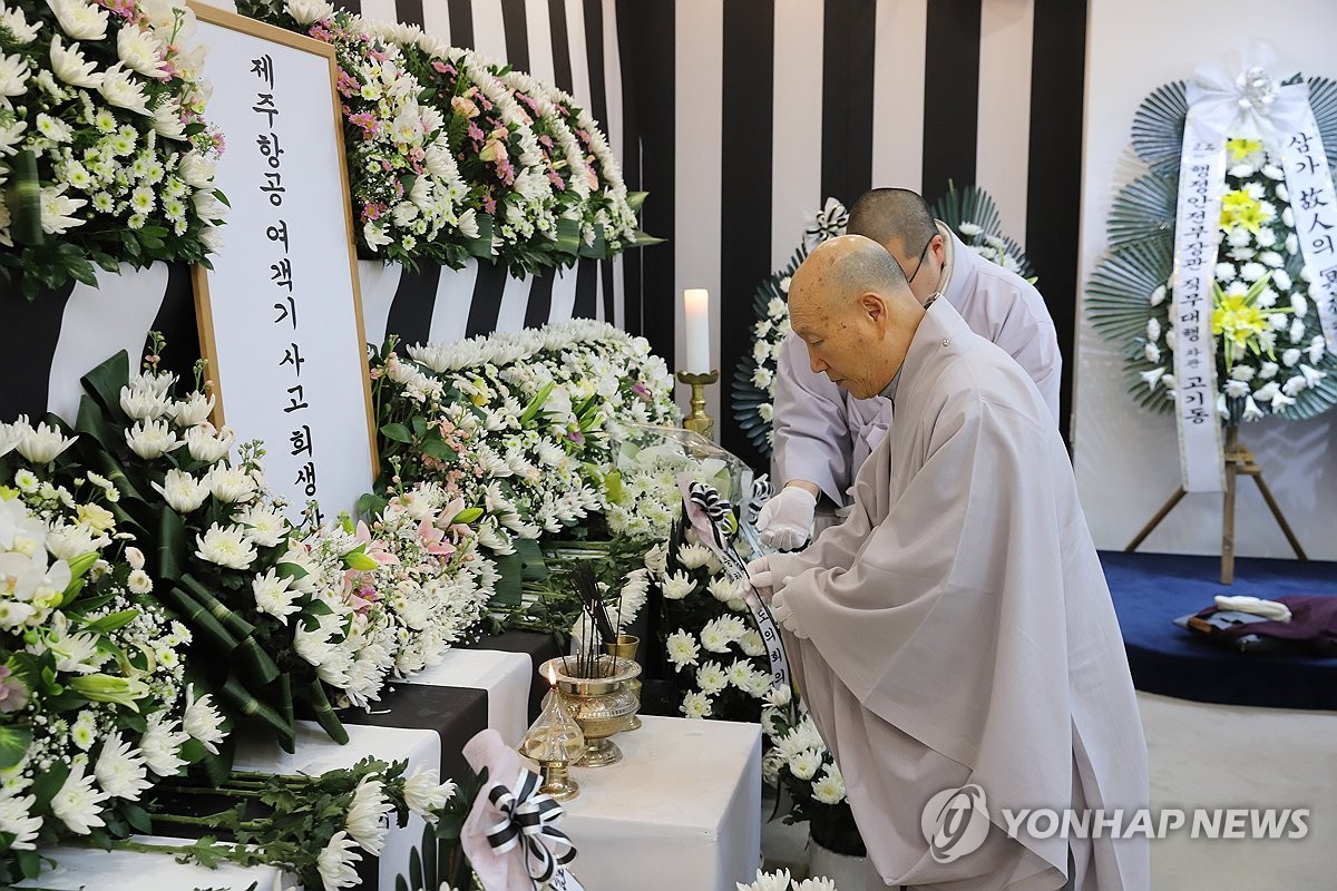 제주항공 여객기 참사 희생자 조문하는 천태종 총무원장