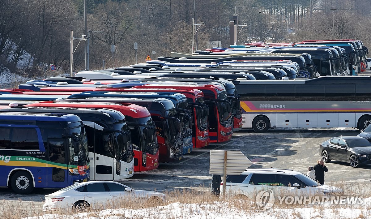 빽빽이 들어선 관광버스