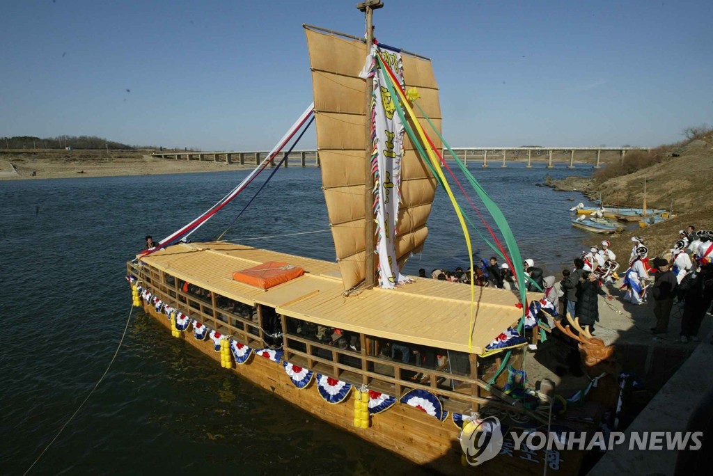 파주 임진강 명물 황포돛배 찾는 관광객 다시 늘었다