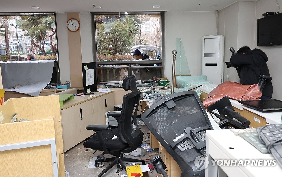 불법폭력이 휩쓸고 지나간 서부지법