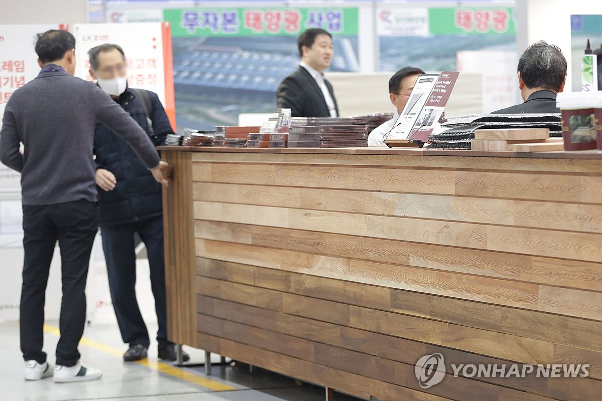 건축자재 둘러보는 참관객
