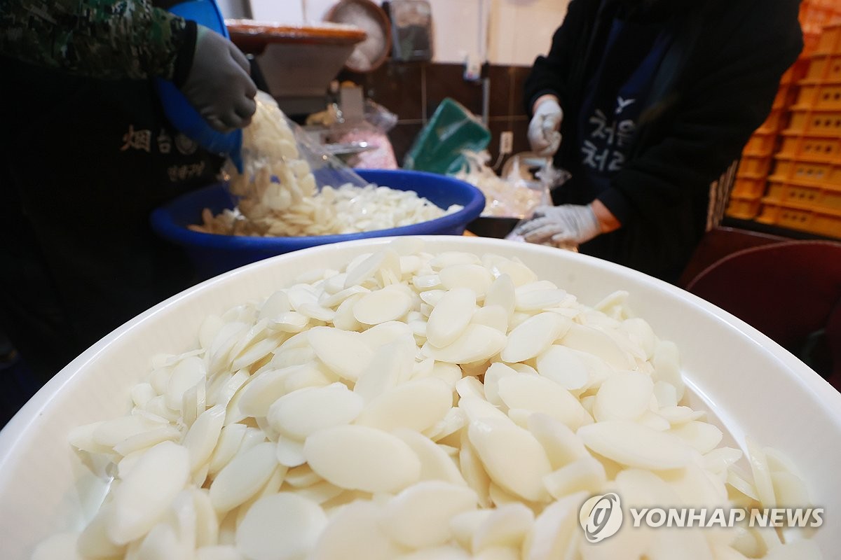 설 앞두고 분주한 떡집