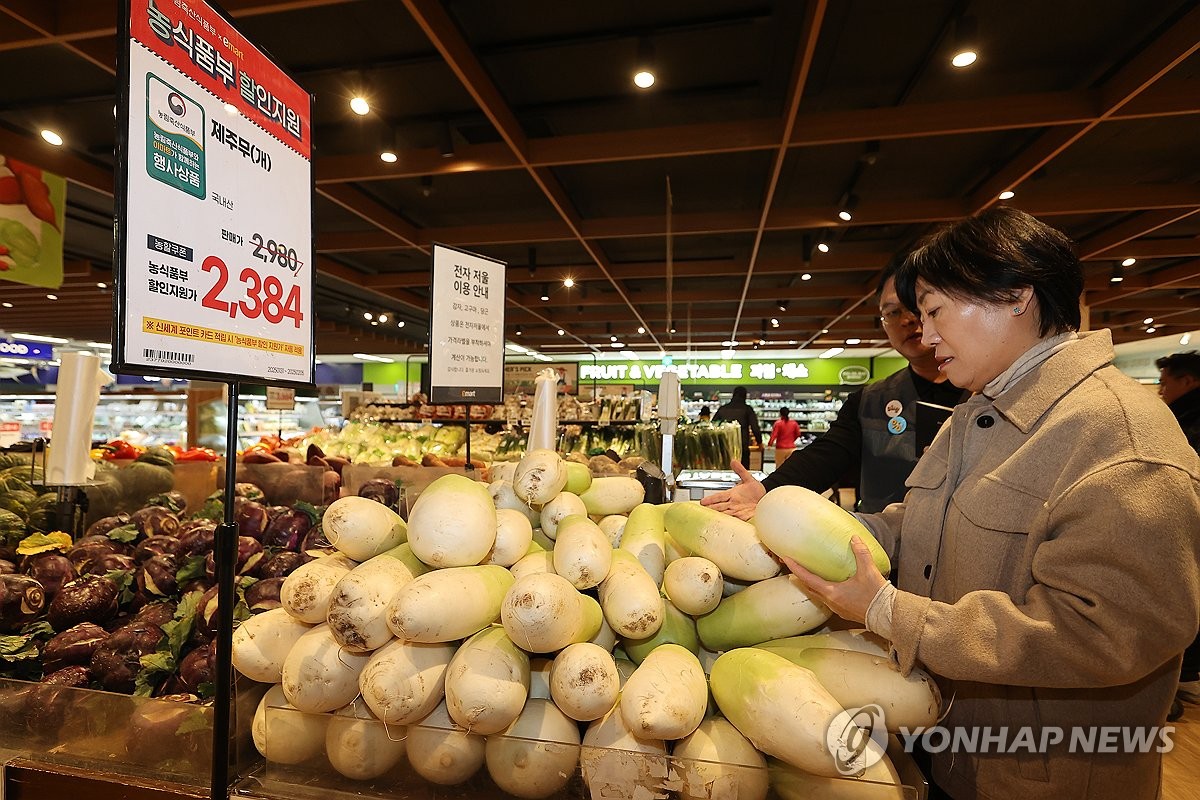 송미령 장관, 이마트 용산점 찾아 물가점검