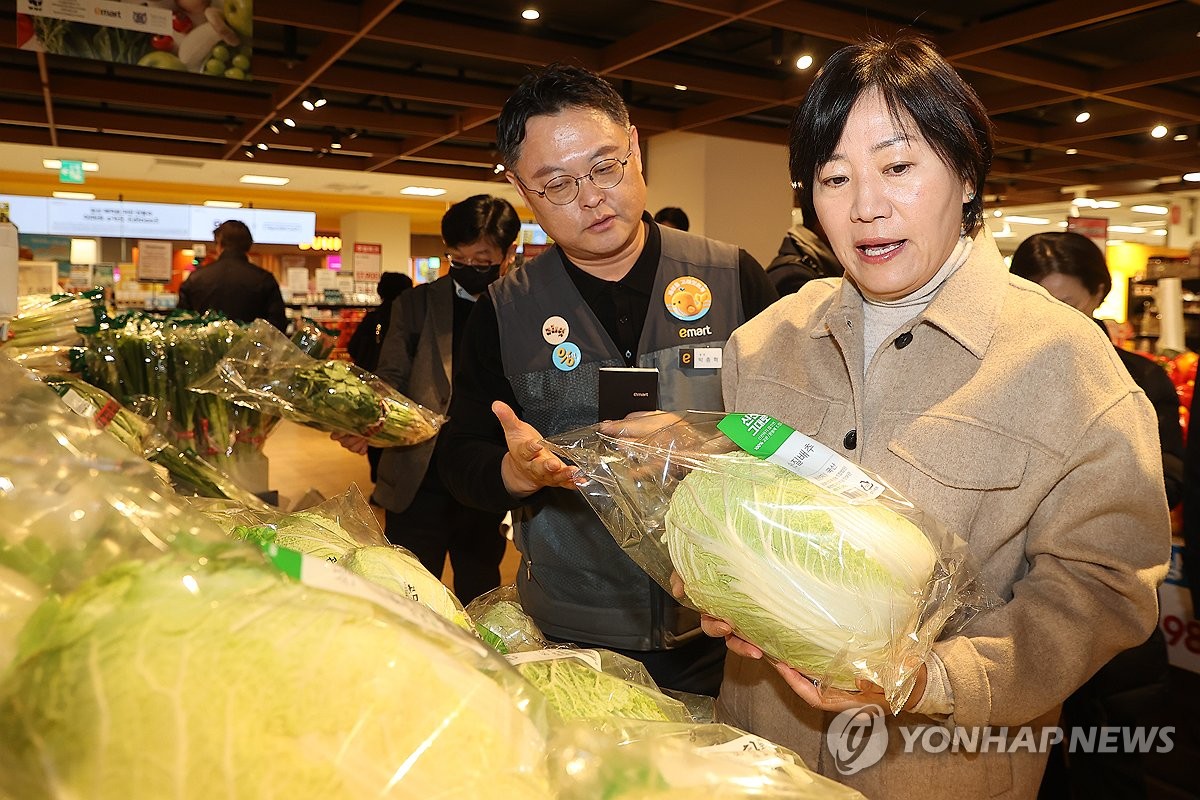 송미령 장관, 이마트 용산점 찾아 물가점검