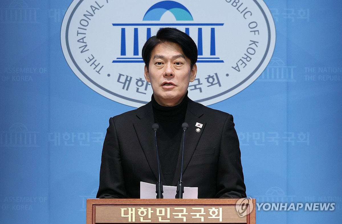 브리핑하는 한민수 대변인