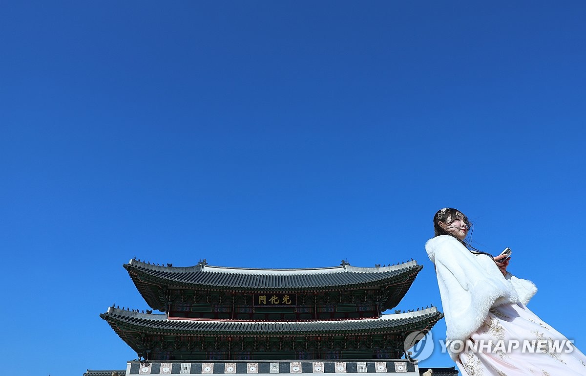 푸른 하늘 펼쳐진 경복궁