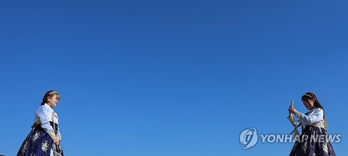 푸른 하늘 펼쳐진 경복궁