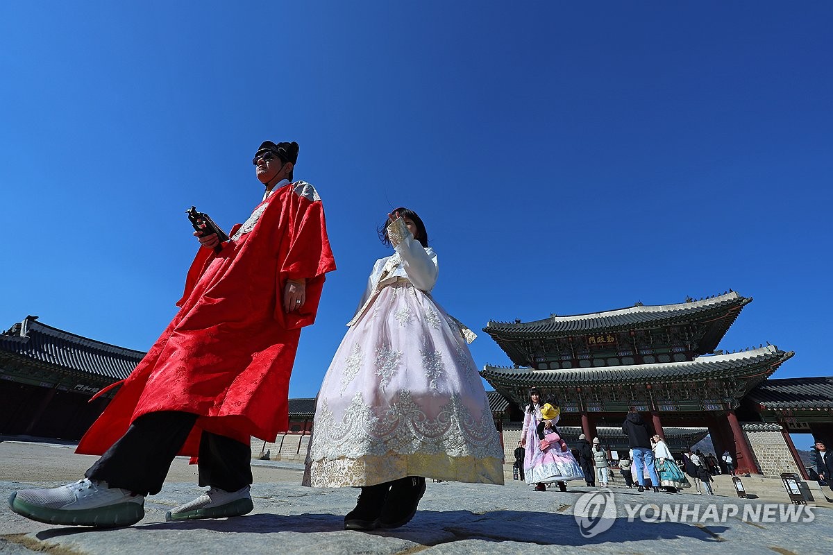 푸른 하늘 펼쳐진 경복궁