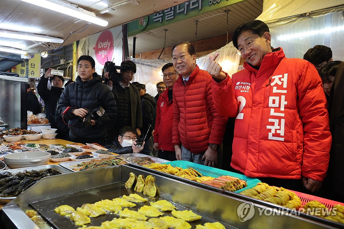 온양온천전통시장 상인과 인사하는 권영세 비상대책위원장