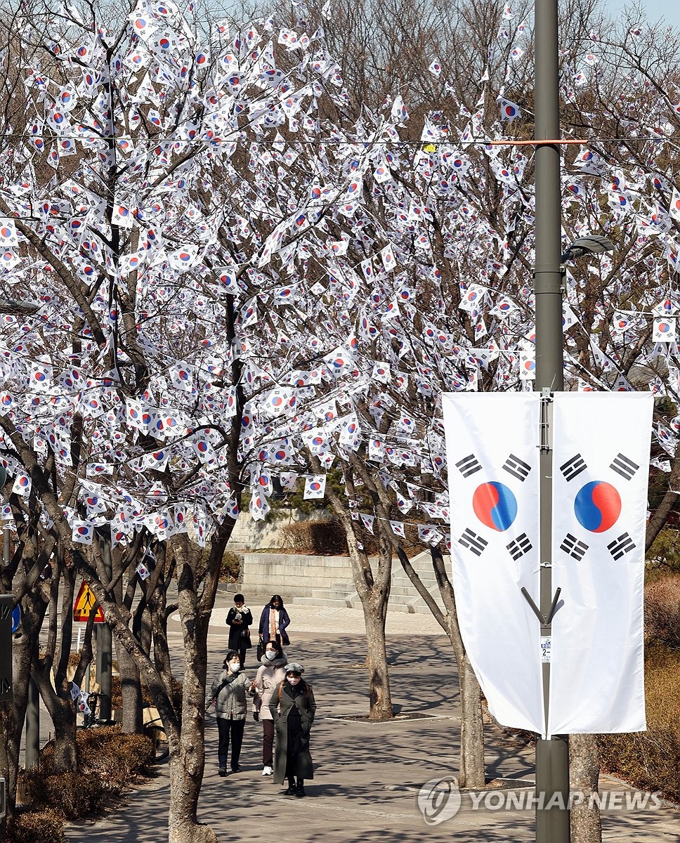 효창공원 앞 태극기 거리 조성