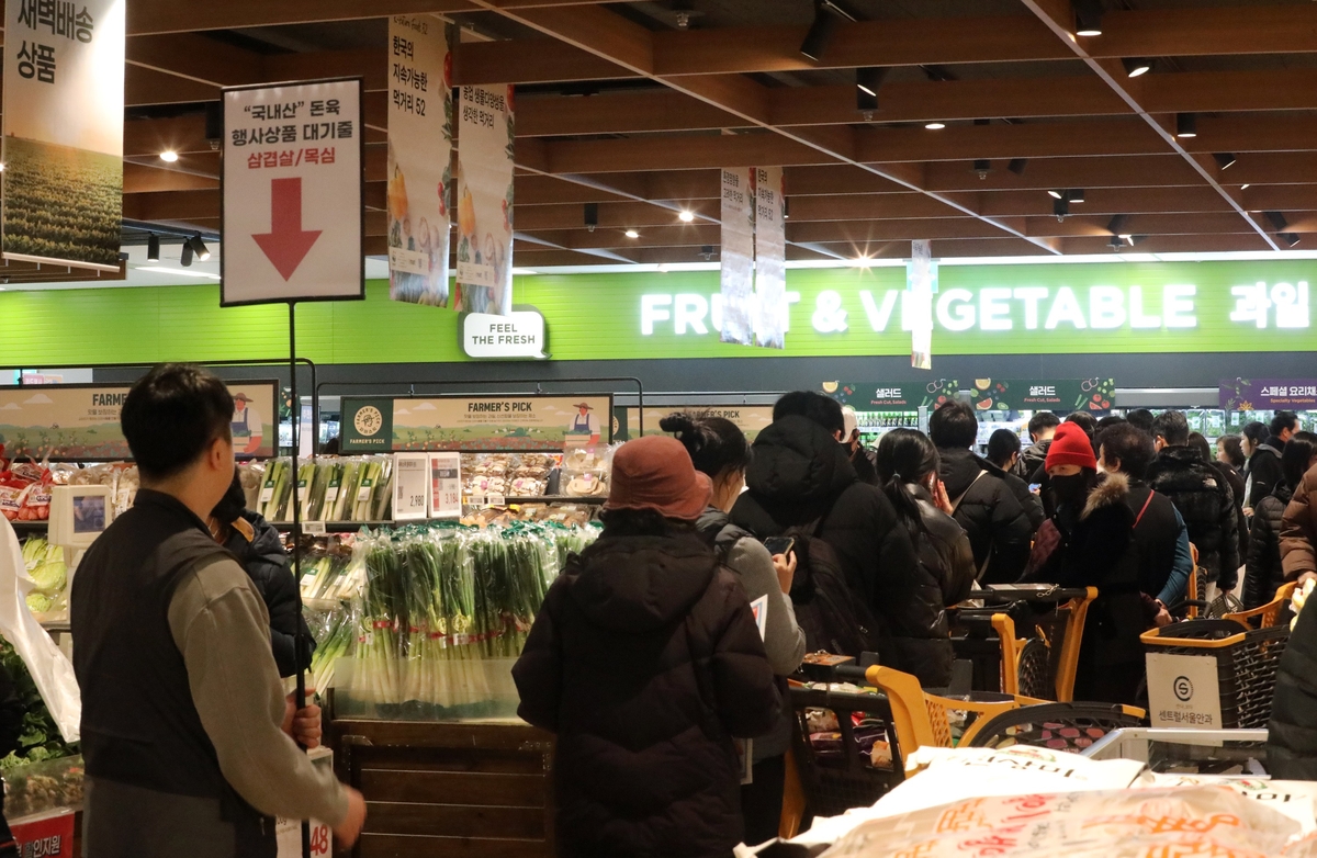 삼삼데이 대형마트 초특가 삼겹살 완판 행진…오픈런도