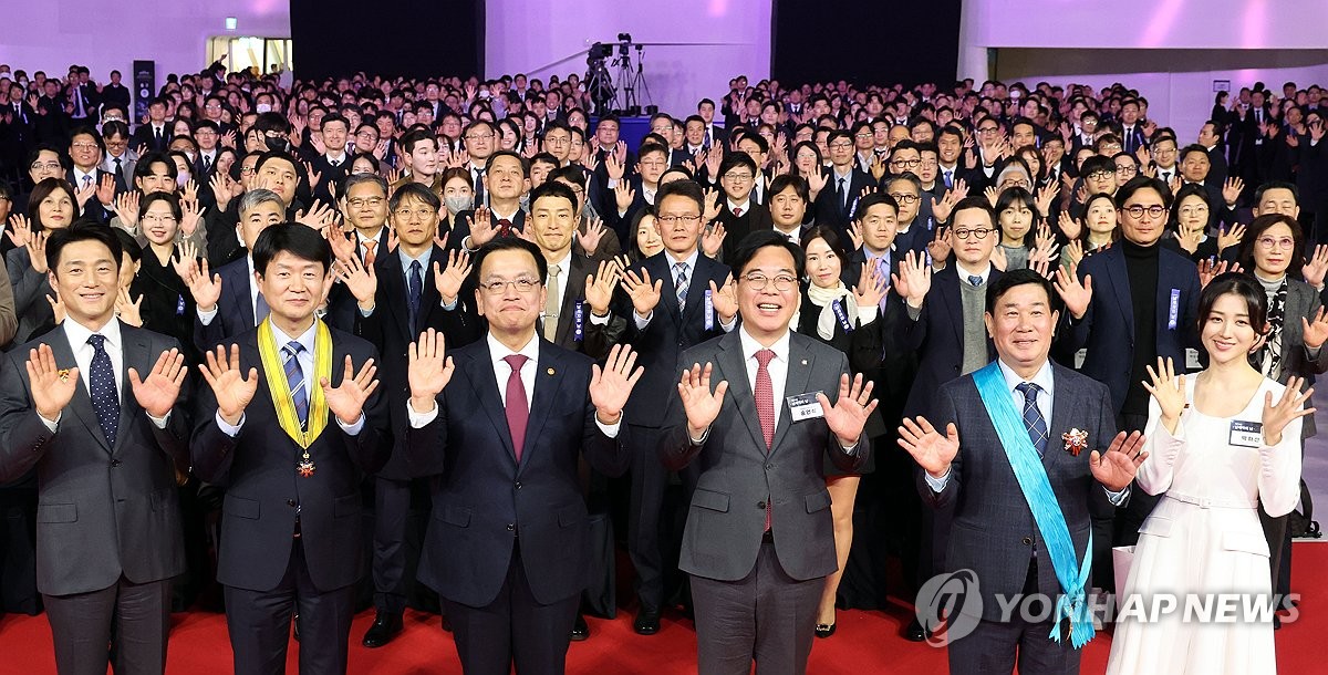 최상목 권한대행, 납세자의 날 기념촬영