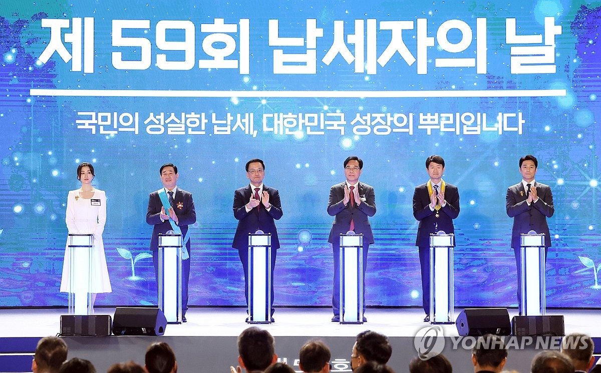 최상목 권한대행, 성실 납세 세리머니 참여