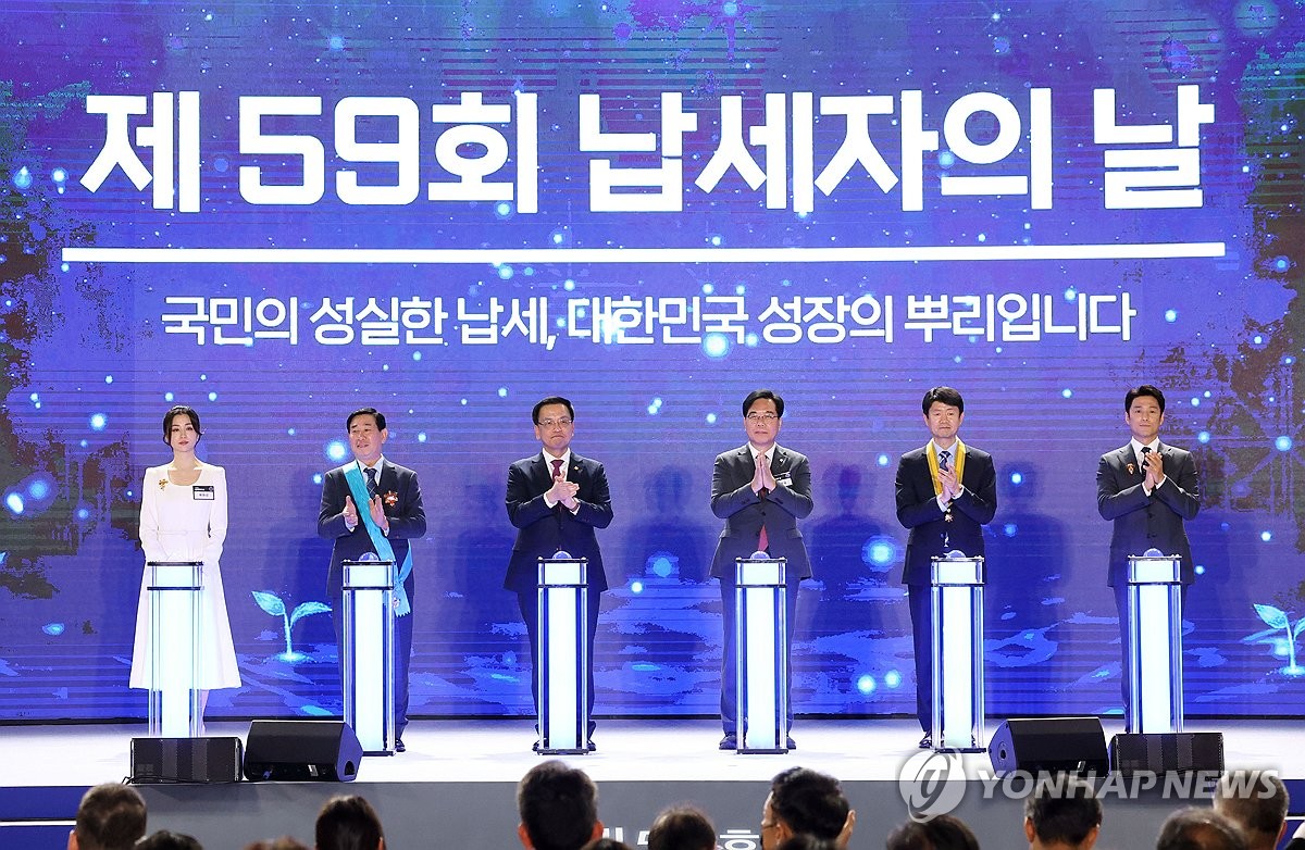 최상목 권한대행, 성실 납세 세리머니 참여