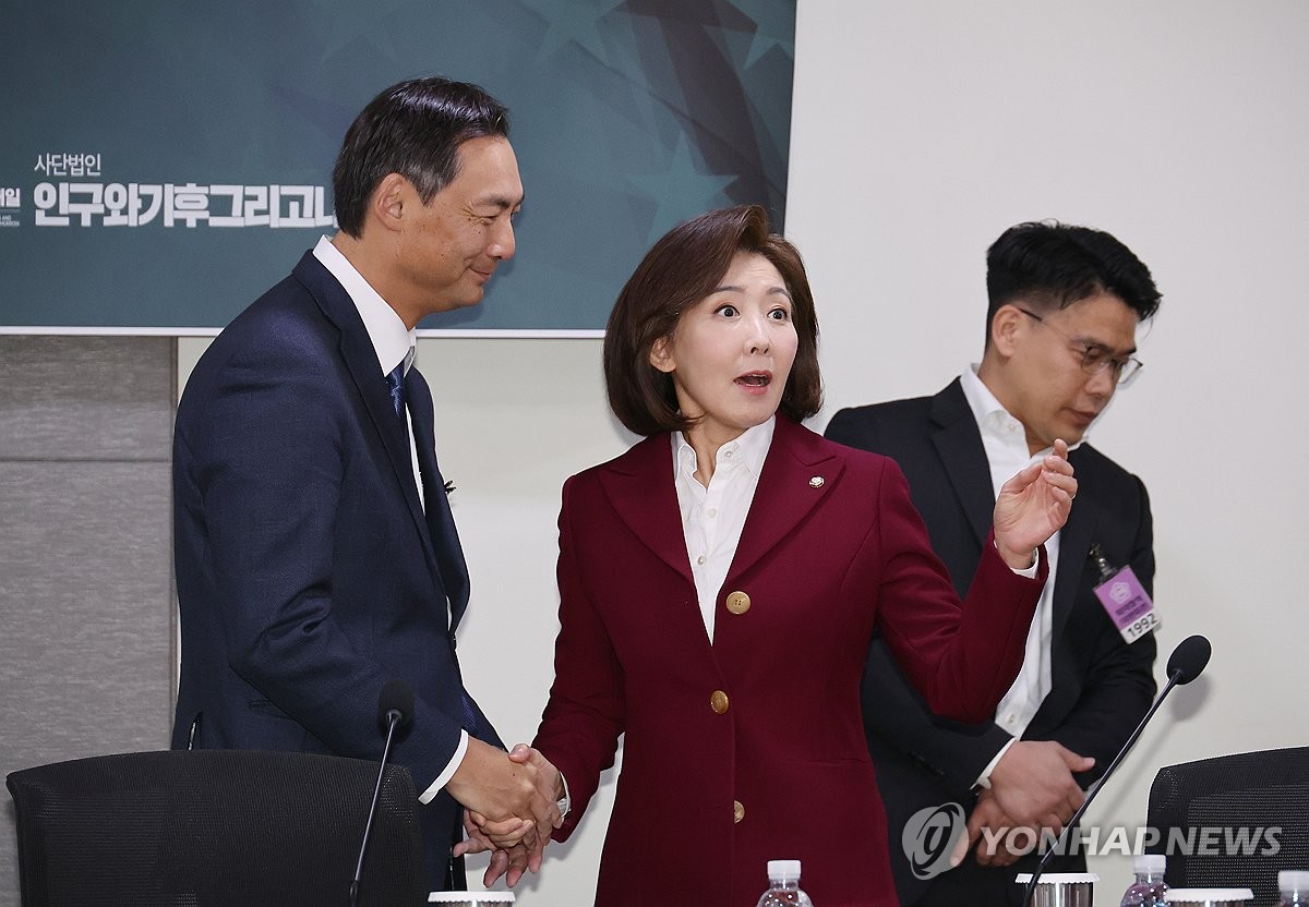 인사하는 나경원 의원과 모스 탄 전 미 국제형사사법대사
