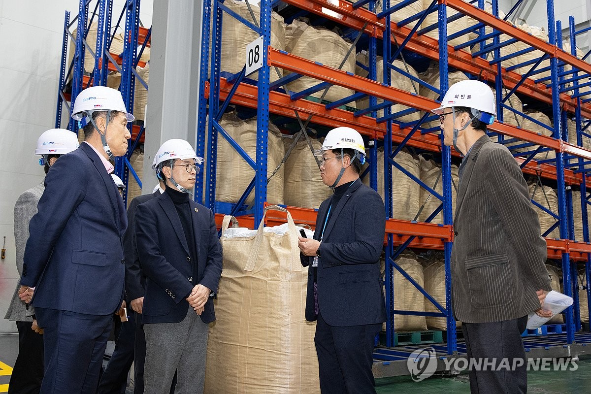 배터리 재활용 공정 살펴보는 김완섭 장관