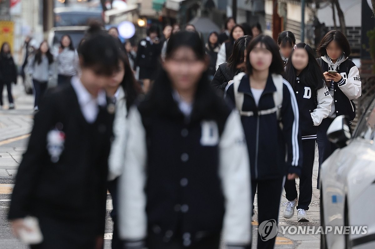 등교하는 학생들