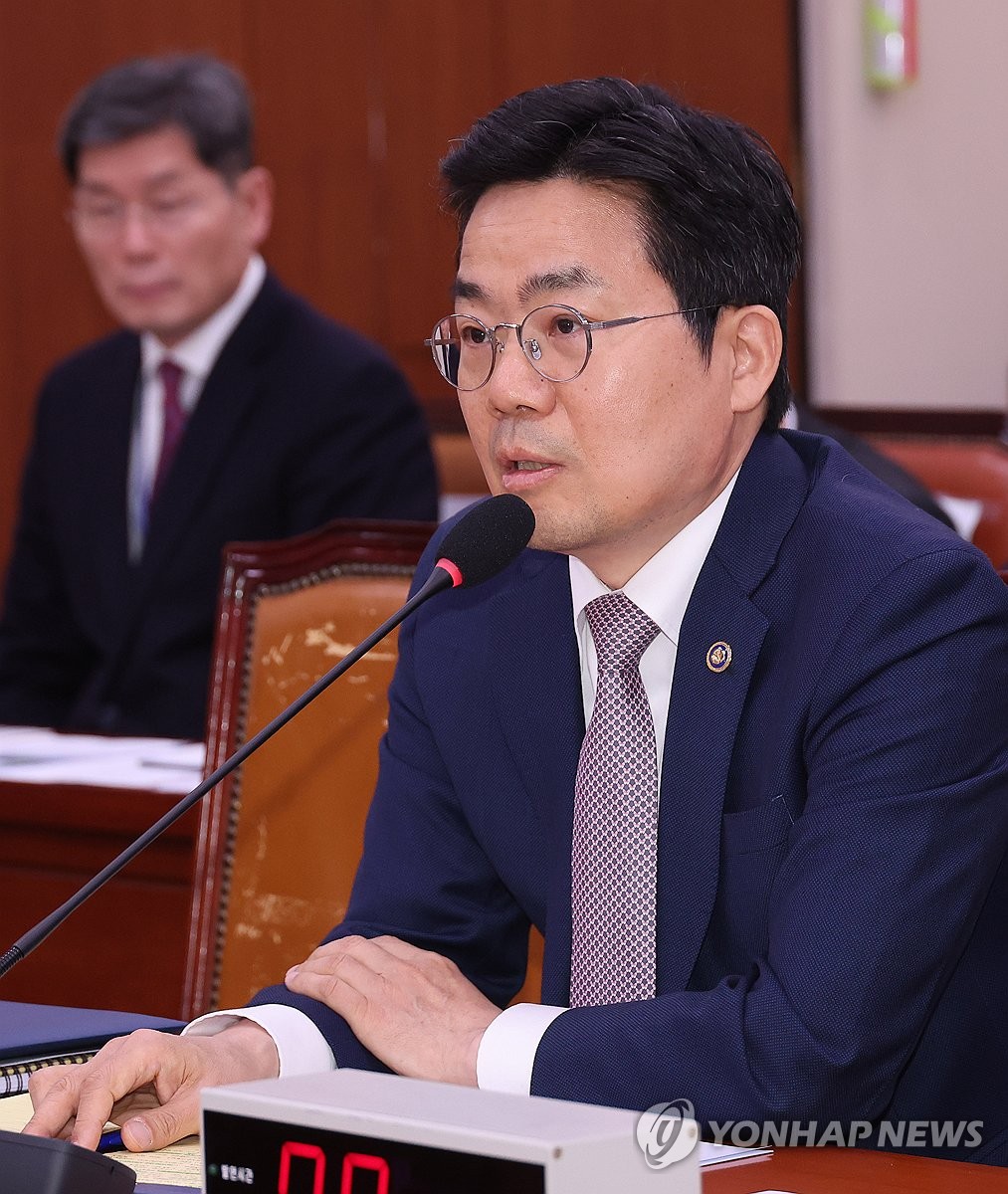 답변하는 박성택 산업통상자원부 1차관