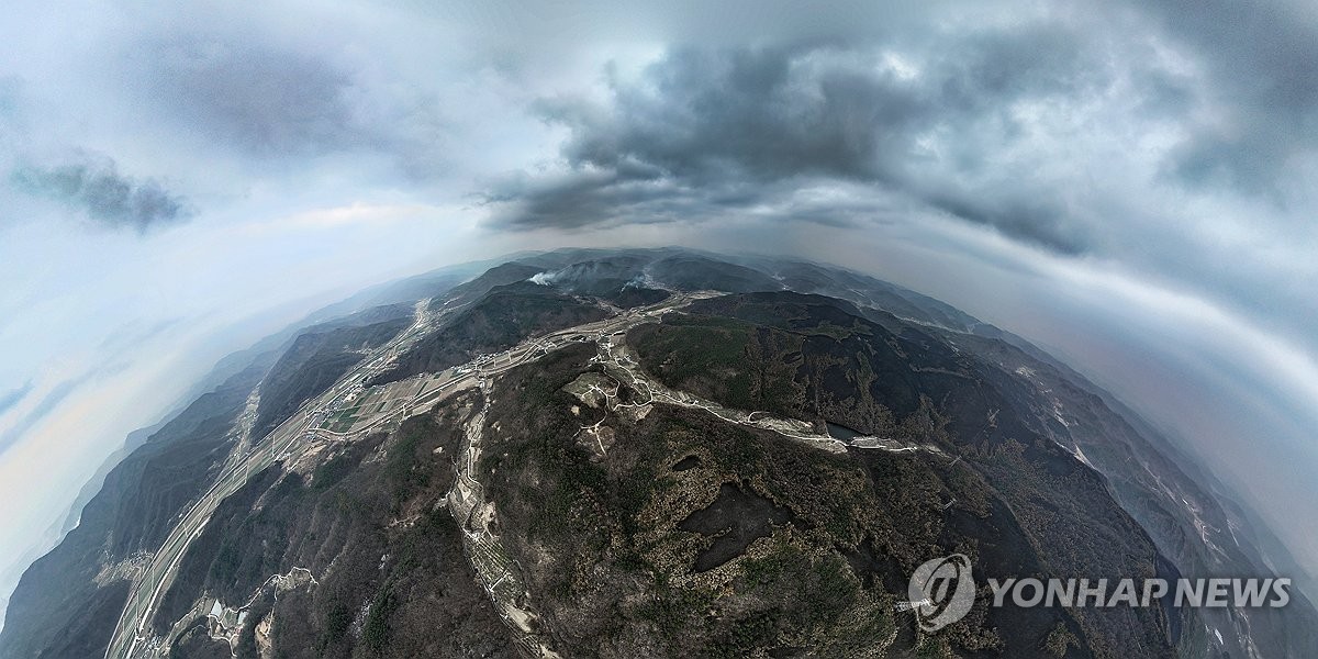 역대 최악 산불 최초 발화지점 둘러싼 잿빛 산림