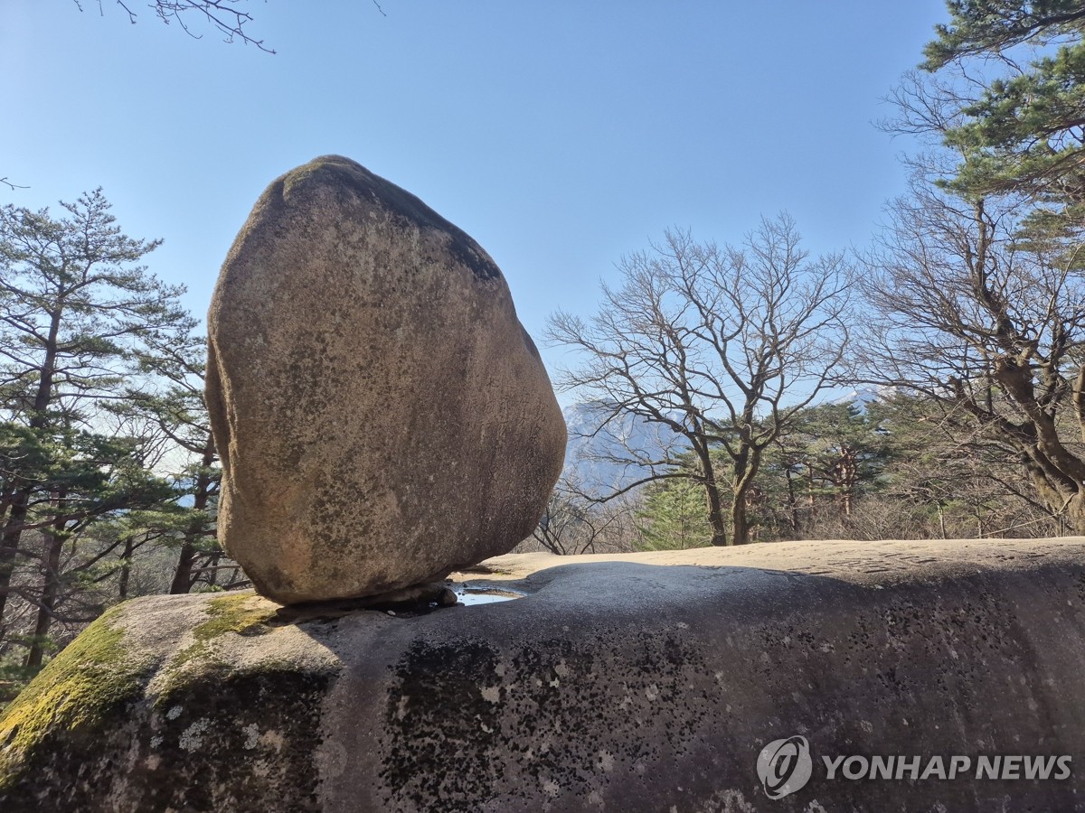 끄떡없는 설악산 흔들바위