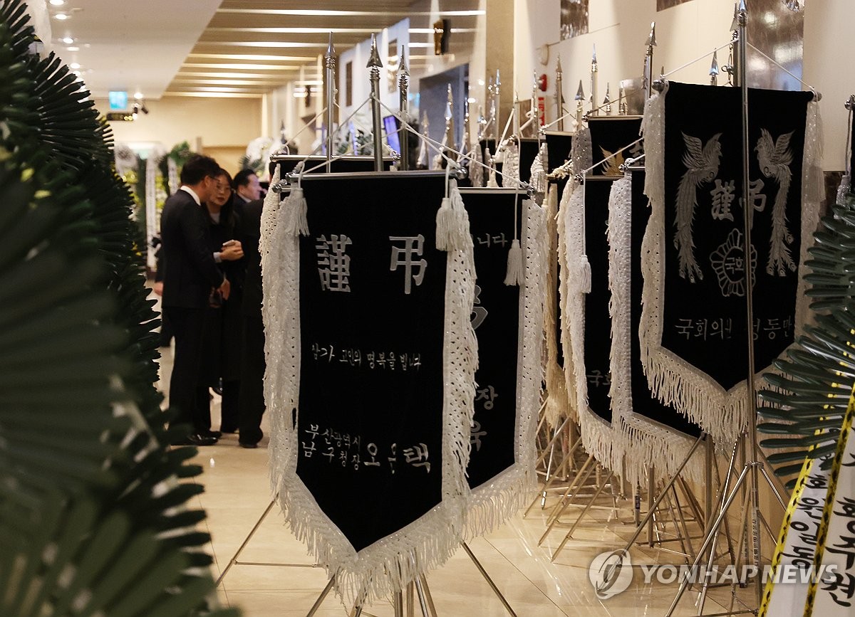 고 장제원 전 의원 빈소 앞 조화
